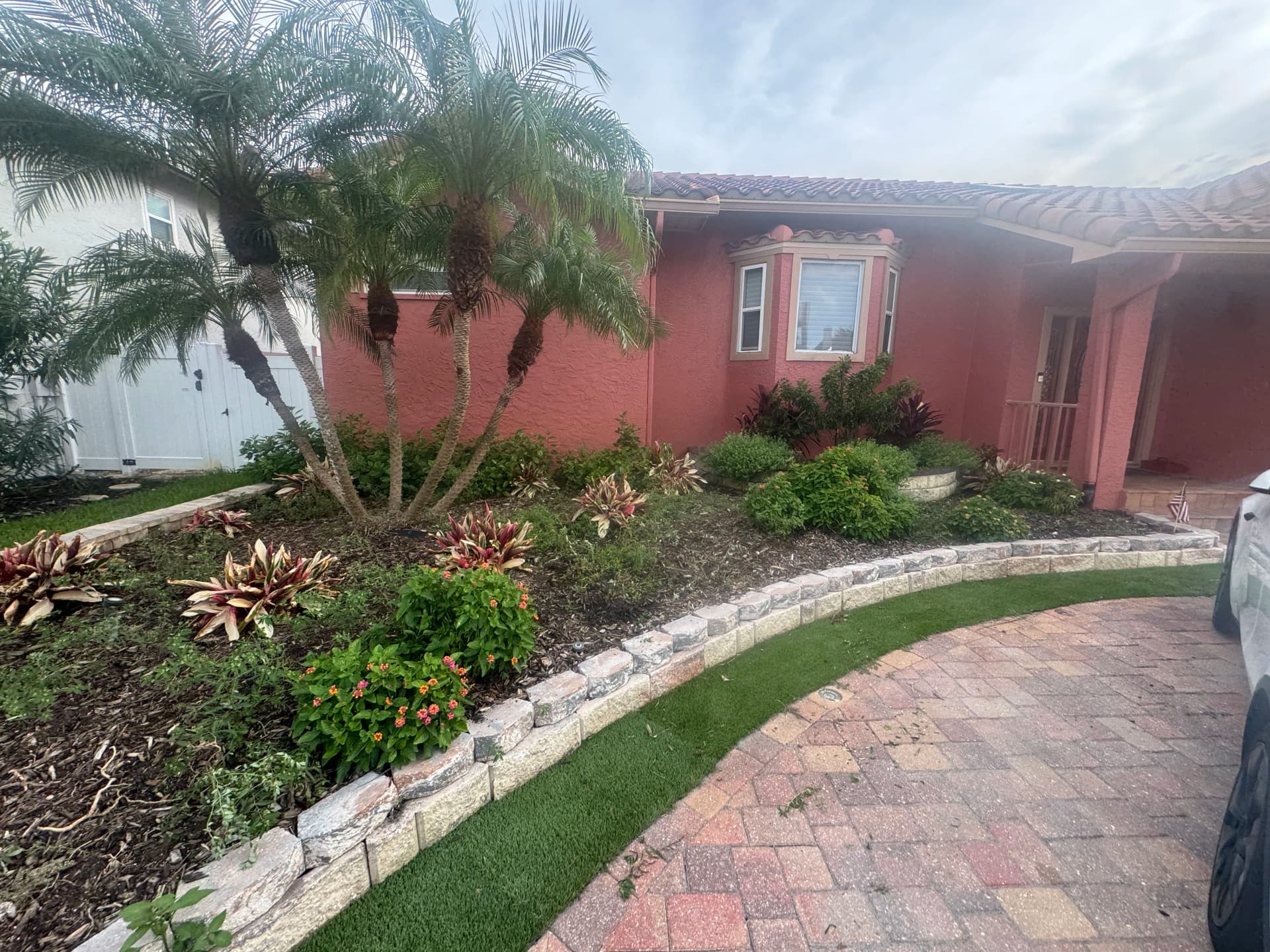 Gallery photos for Front Yard Garden Bed Cleanup with Fresh Mulch and River Rock: Image #4
