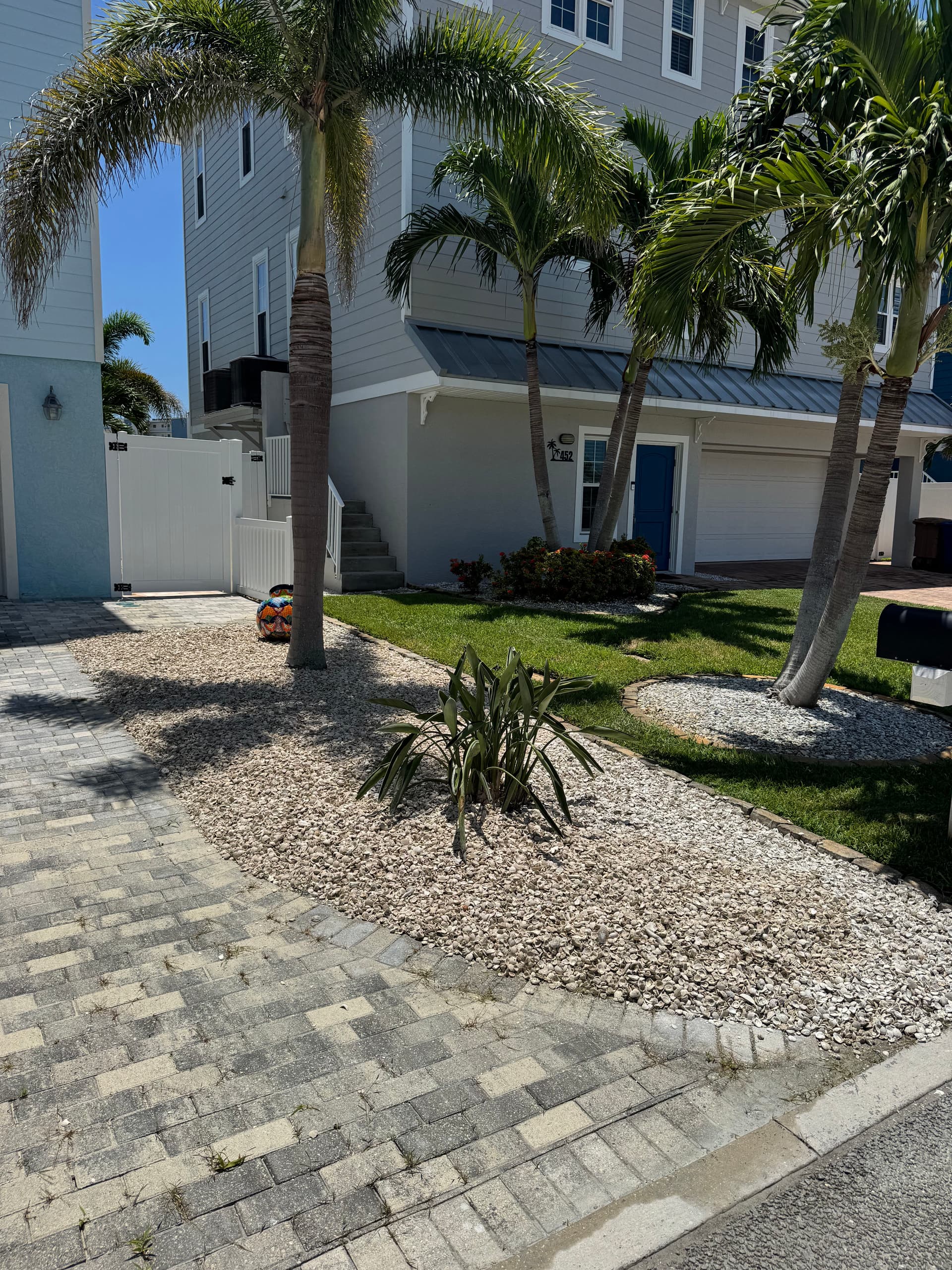 Gallery photos for Fresh Stone in Palm Tree Beds Makes a Big Difference: Image #2
