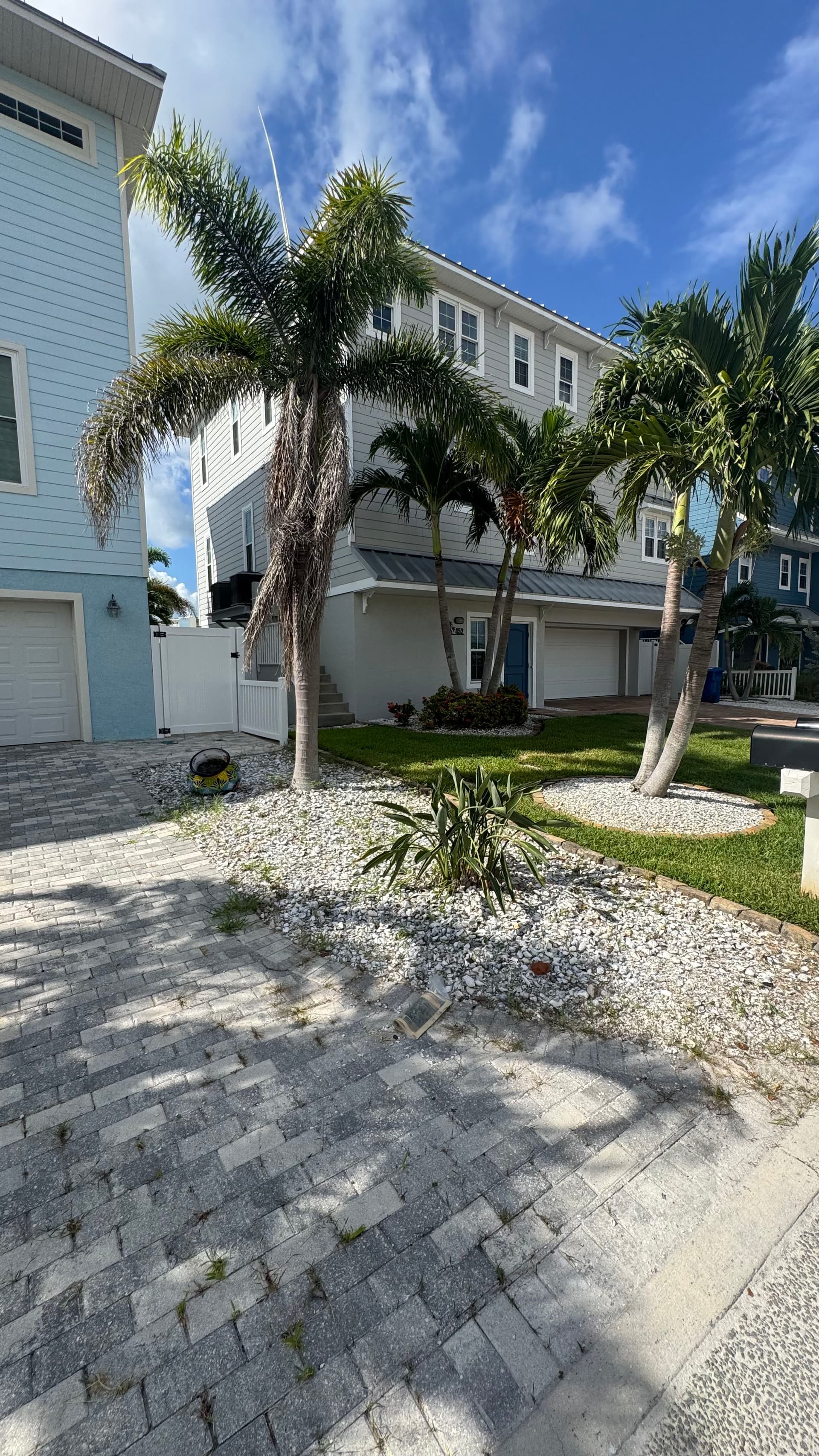 Gallery photos for Fresh Stone in Palm Tree Beds Makes a Big Difference: Image #5