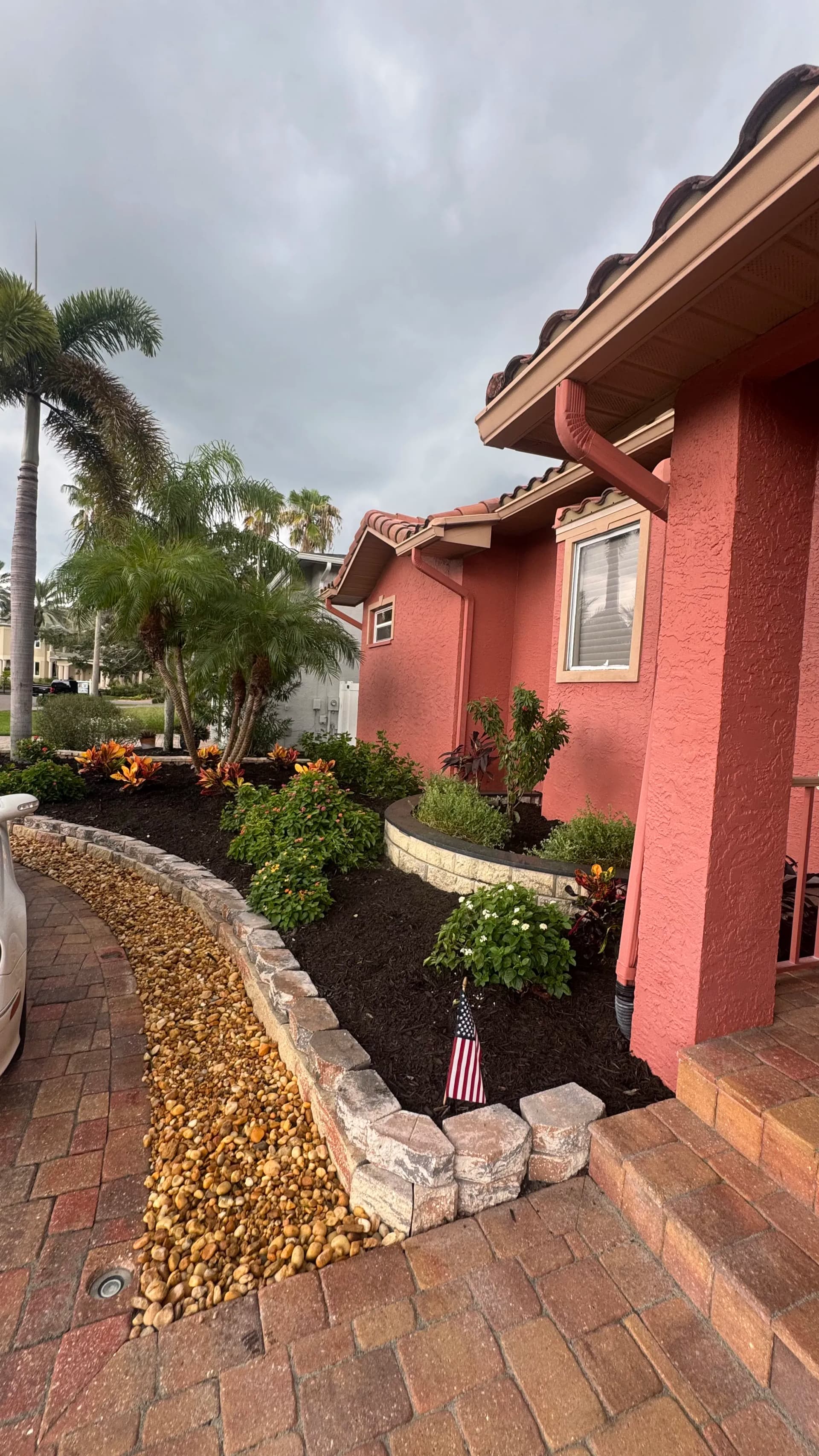 Gallery photos for Front Yard Garden Bed Cleanup with Fresh Mulch and River Rock: Image #2