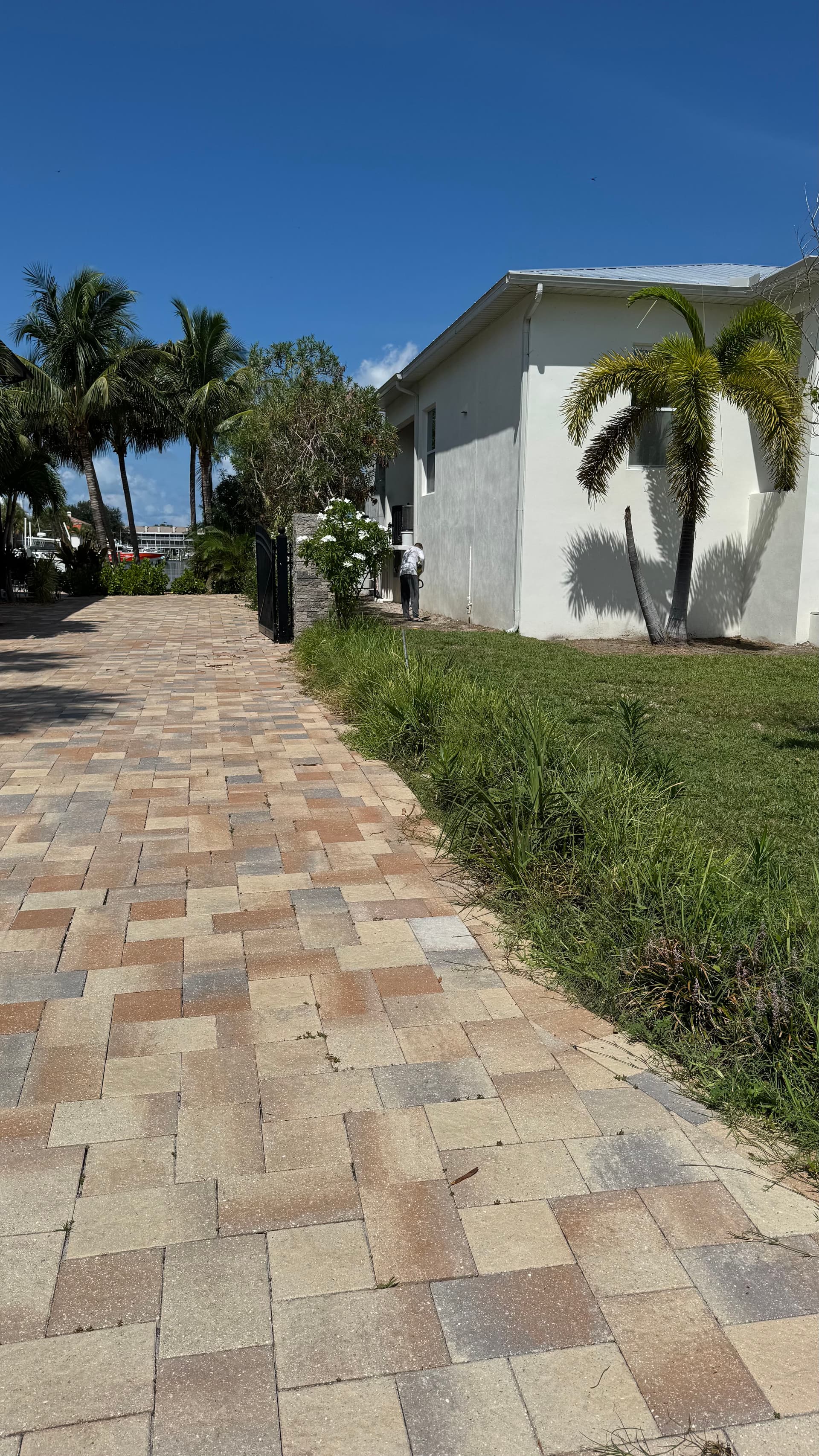 Gallery photos for Landscape Bed Cleanup With Liriope and Fresh Rock: Image #2