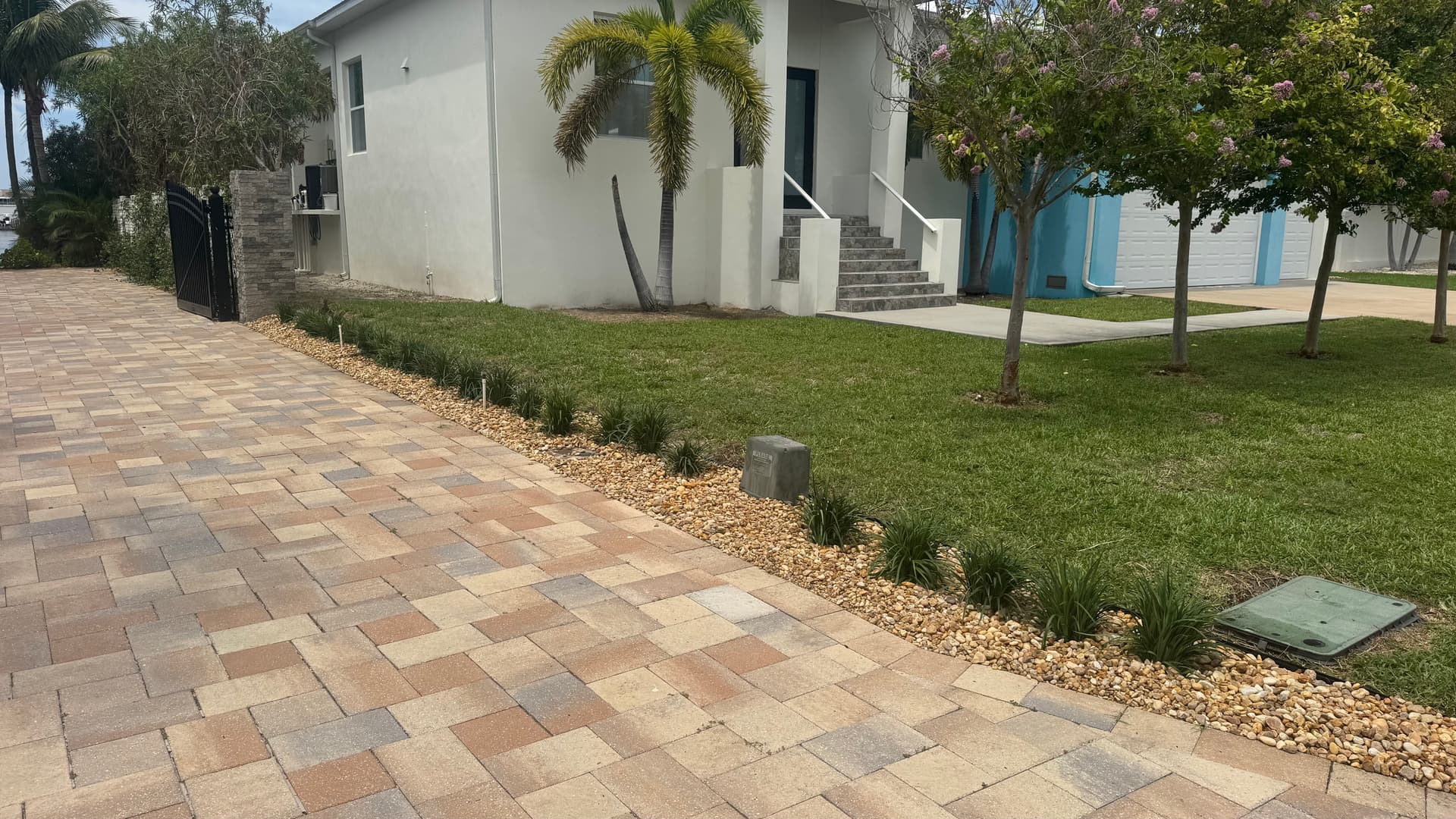 Gallery photos for Landscape Bed Cleanup With Liriope and Fresh Rock: Image #1